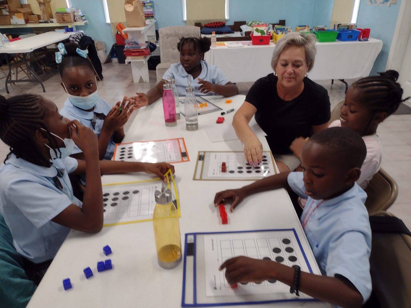 MH4A_Abaco_LisaandStudentsattable_2023